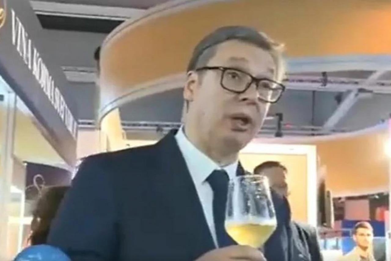 Vučić pio vino na sajmu savjetnica mu uzimala čašu Popio sam više od