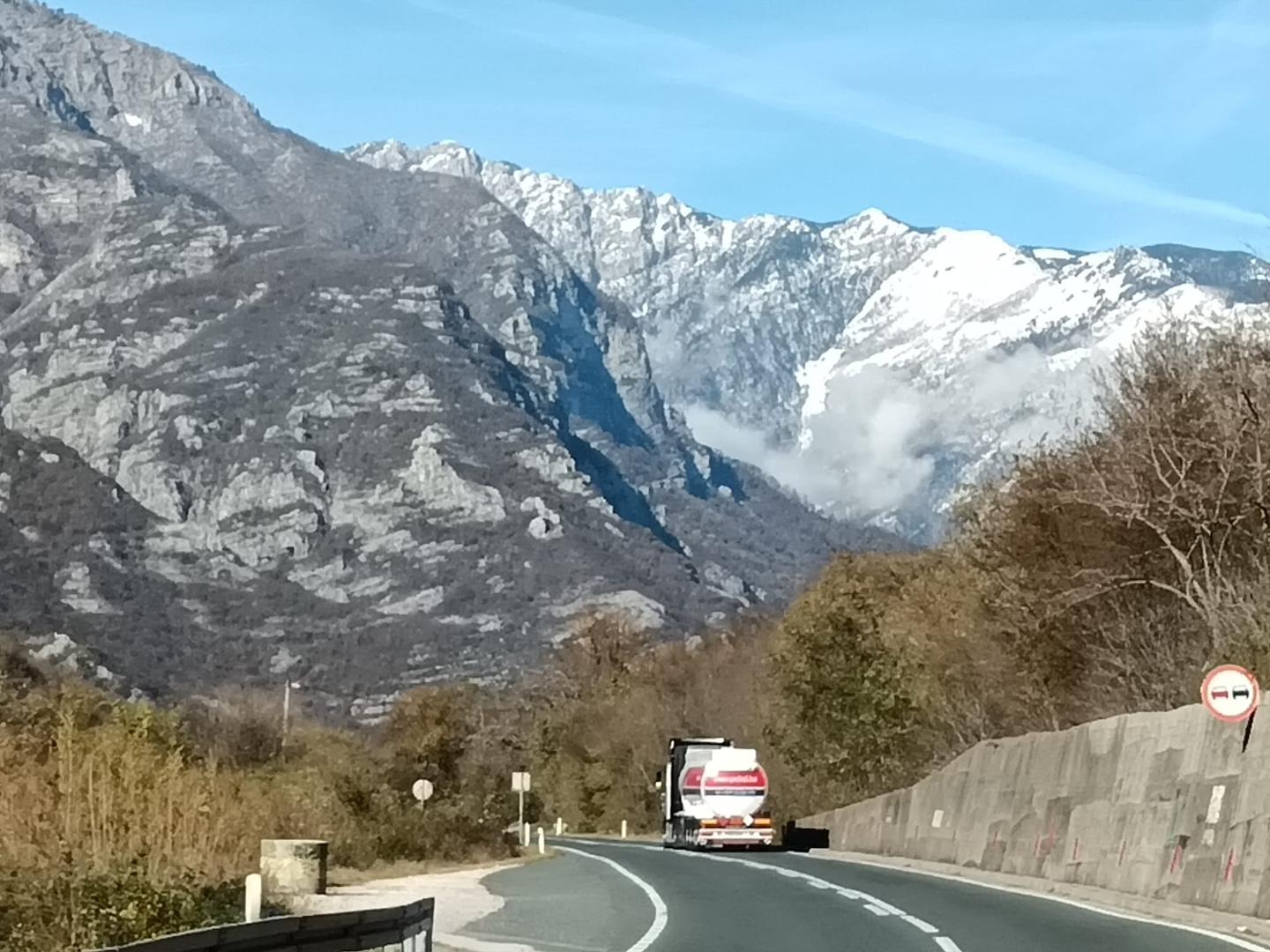 Na obližnjim planinskim obroncima iz daljine se već vide snježni nanosi.