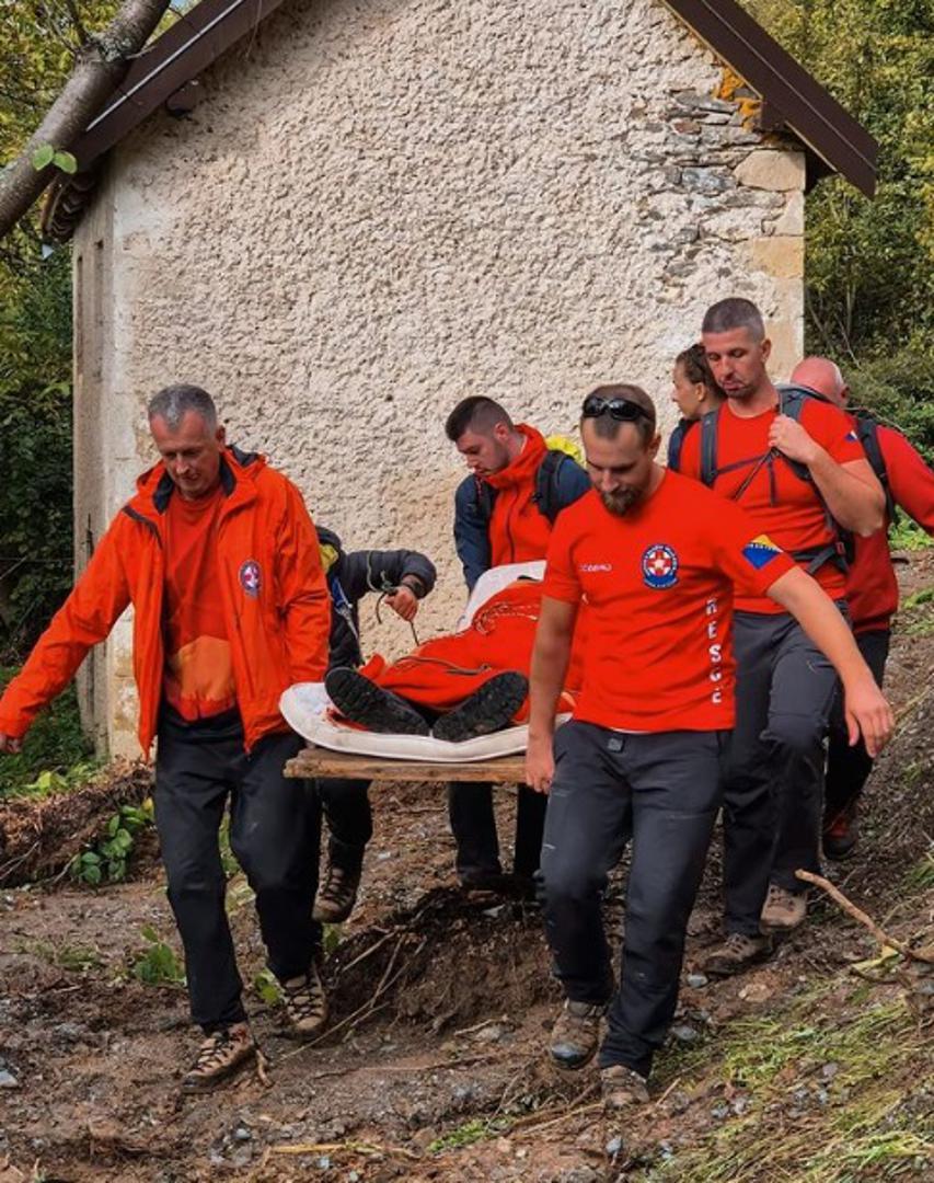  Isti ja na improvizovanim nosilima nošen do mjesta do kojeg se može doći terenskim vozilom, te u konačnici biva predat Centru za socijalni rad Konjic na daljnje postupanje. 