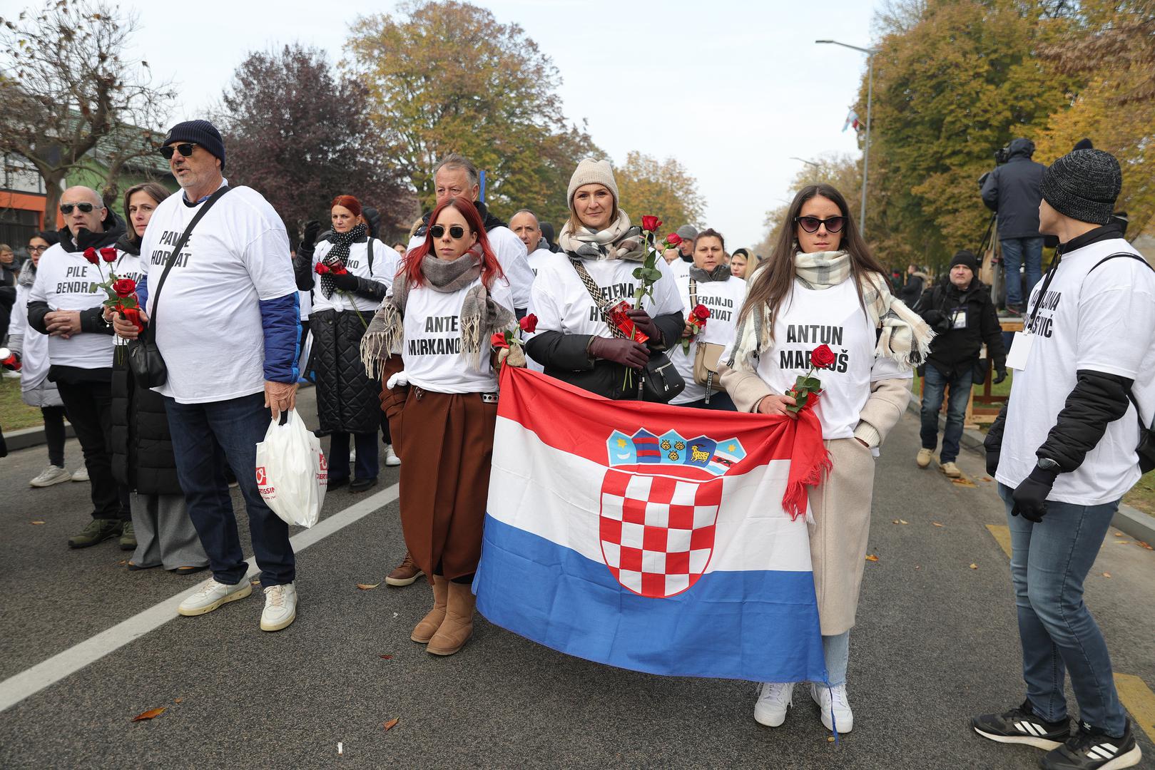 Kolonu sjećanja predvodili su branitelji Vukovara s članovima obitelji zatočenih, nestalih, poginulih i umrlih branitelja te pripadnici policije koji su branili Vukovar 1991. U koloni se vide i brojne hrvatske zastave