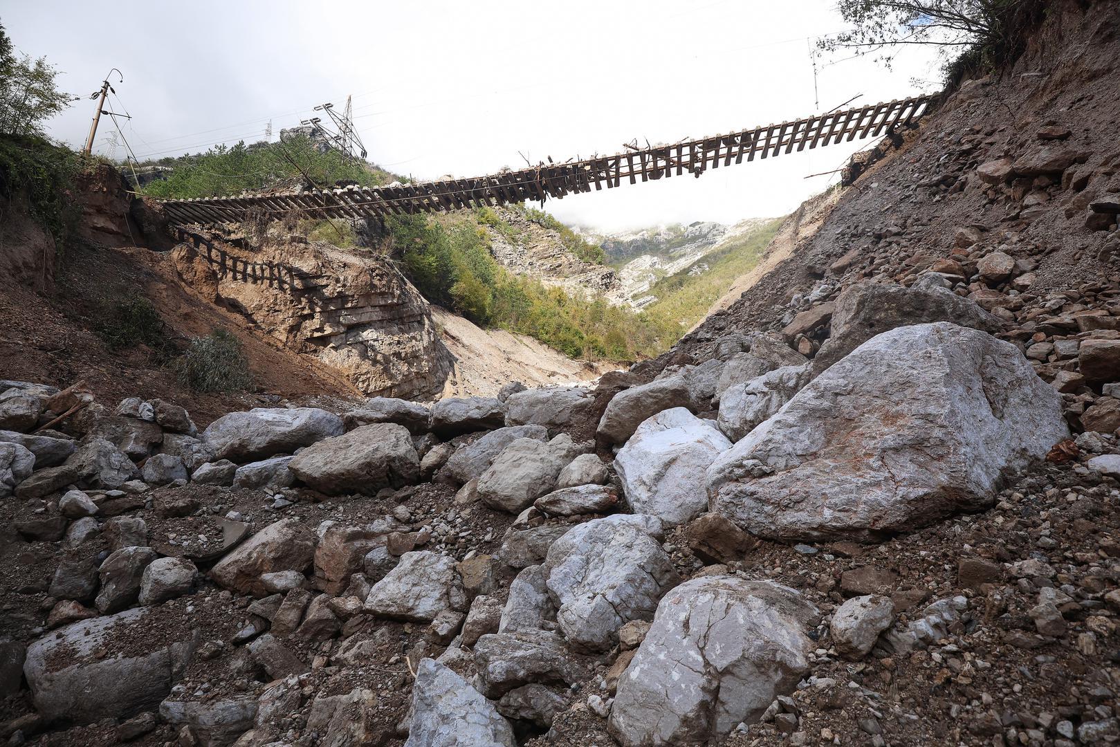 Dosad je pronađeno više od 20 žrtvi poplava. Najveći broj njih je nastradao u selu Donja Jablanica koje je i najteže pogođeno poplavama odnosno odronom kamenja iz obližnjeg kamenoloma.