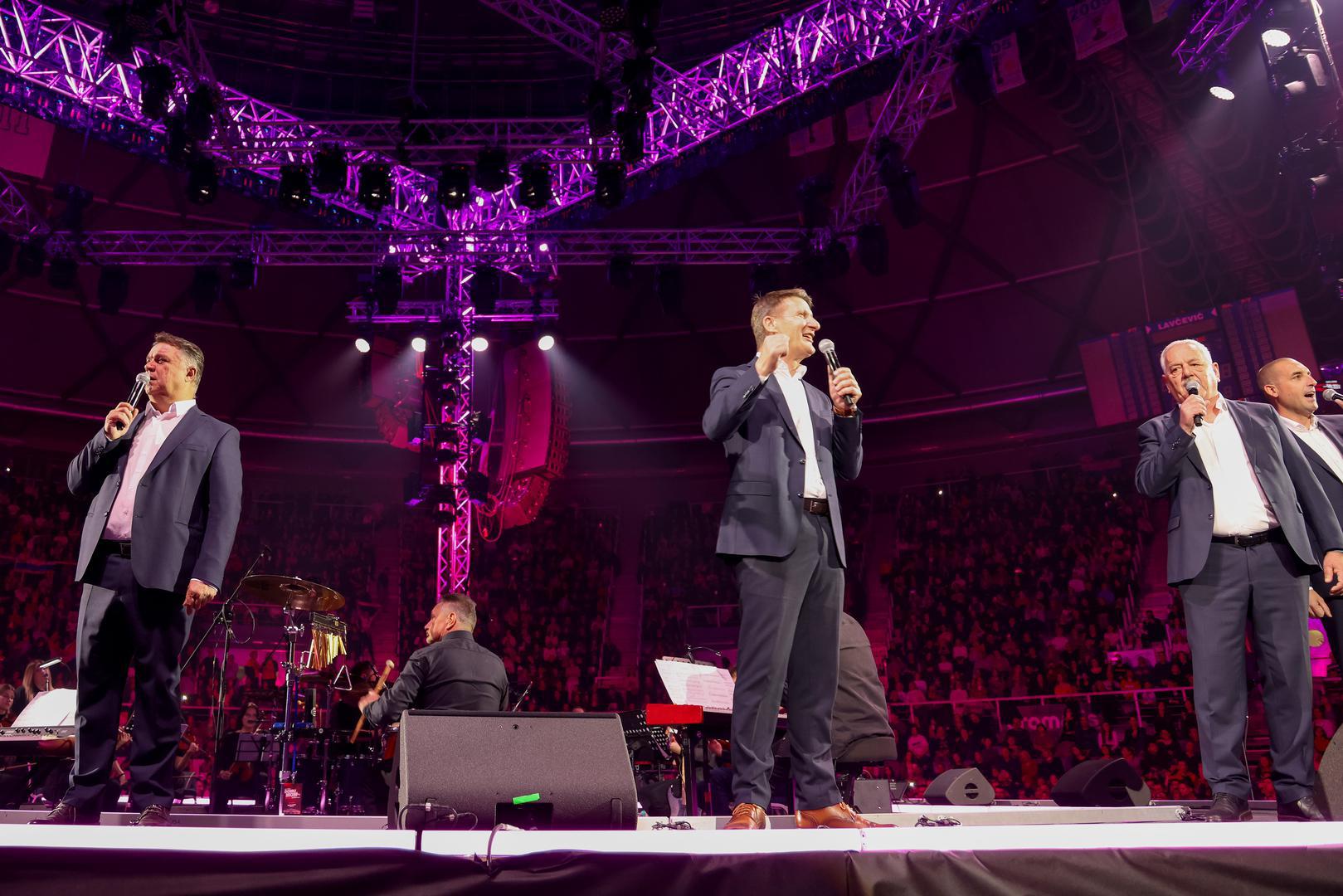 Koncert je otvoren izvedbom hrvatske himne "Lijepa naša" u izvedbi Lucije Zovko, nakon čega su svi izvođači zajedno otpjevali legendarnu "Moja domovina".
