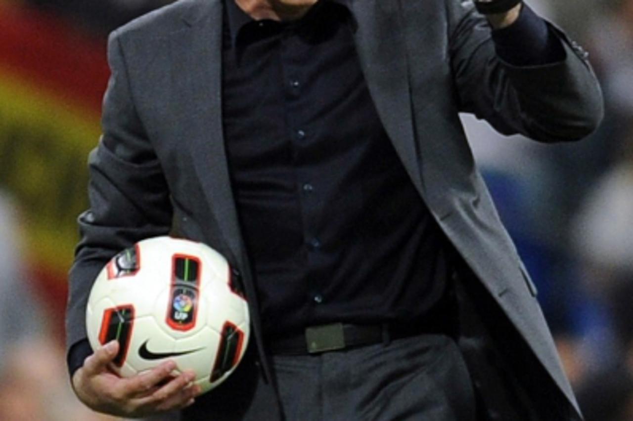 \'Real Madrid\'s coach Jose Mourinho reacts during their Spanish first division soccer match against Barcelona at Santiago Bernabeu stadium in Madrid, April 16, 2011.  REUTERS/Felix Ordonez (SPAIN - T