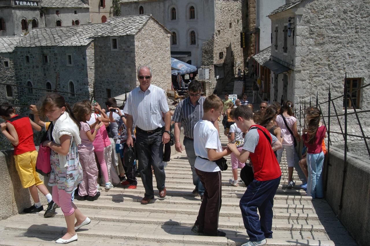 bih...mostar...turisti stari most .arhivska fotografija... foto: Braco Selimovic vecernji list VLM