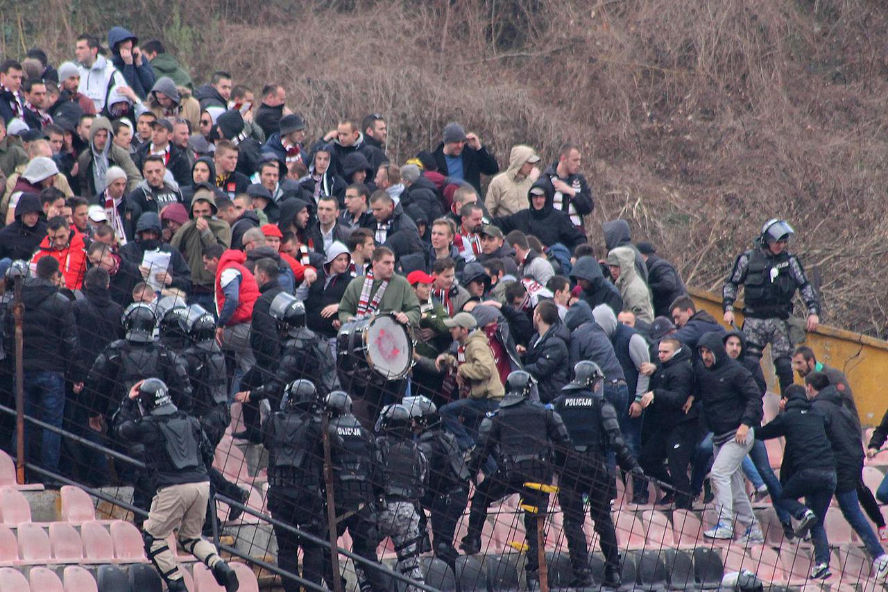 TUZLA, 9. marta (FENA) - U pauzi izmeÄ?u dva poluvremena prve utakmice Ä?etvrtfinala nogometnog Kupa BiH izmeÄ?u Slobode i Sarajeva u Tuzli do??lo je do navijaÄ?kih nereda.  Foto FENA/Miroslav Petrovic