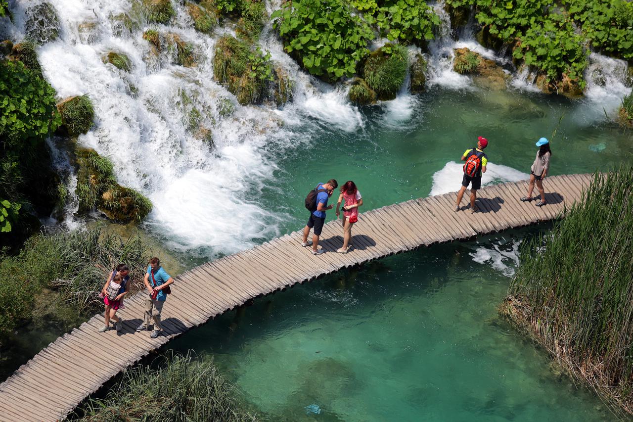 07.06.2015., Plitvicka jezera - Mnogobrojni turisti uzivaju u ljepotama Nacionalnog parka Plitvicka jezera. Photo: Borna Filic/PIXSELL