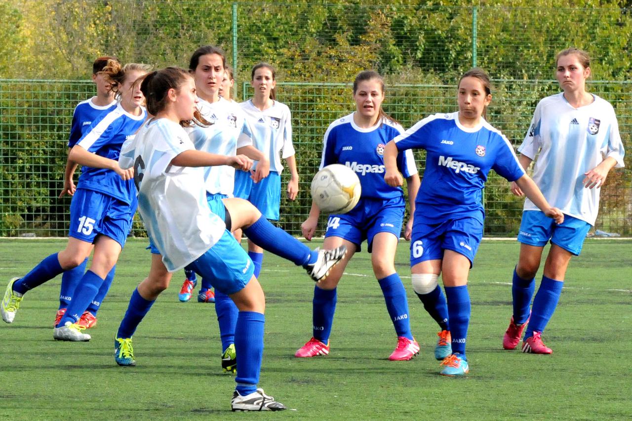 Siroki Brijeg, 17.10.2015. Siroki Brijeg - Sloga (Bosanska Otoka 9:0 (4:0) Dvoboj dvije sestice Amine Grosic i Josipe Musa iz pozadine prati Maja Sakic (14) Snimio: Miljenko Karacic