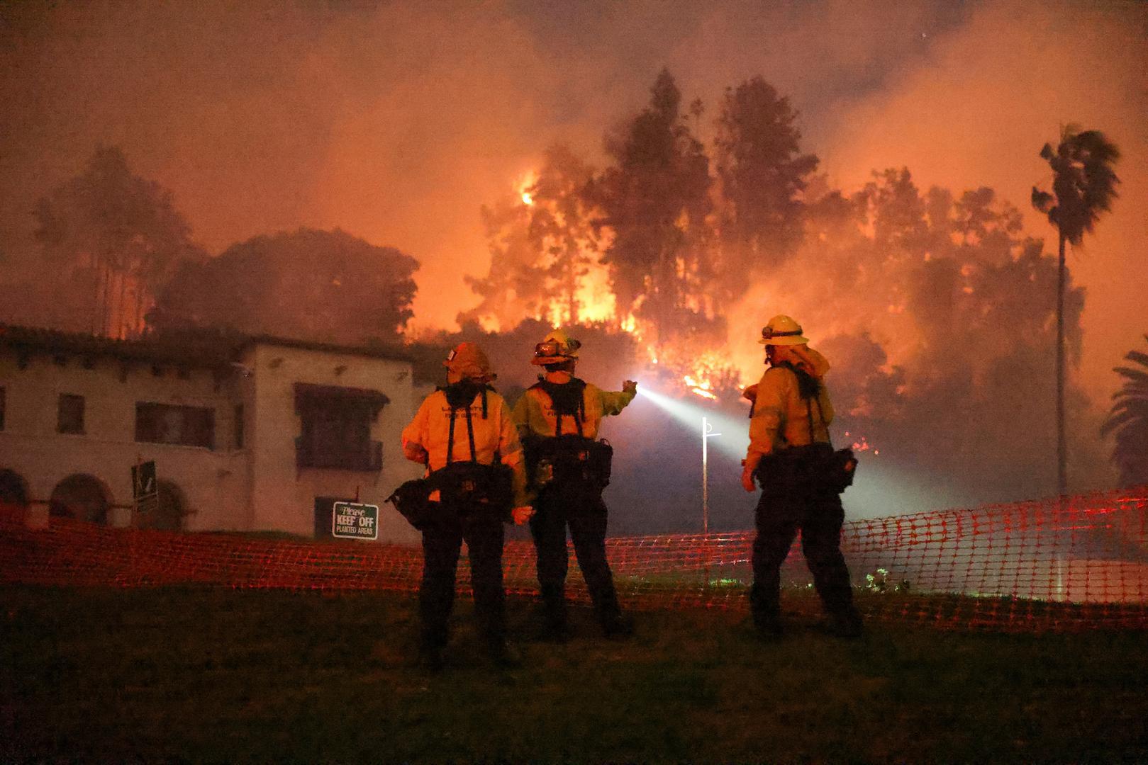 Vatrogasna postrojba Los Angelesa izdala je nalog za evakuaciju za ljude u području unutar Hollywooda na kojemu su slavne lokacije vezane uz industriju filma i zabave.
