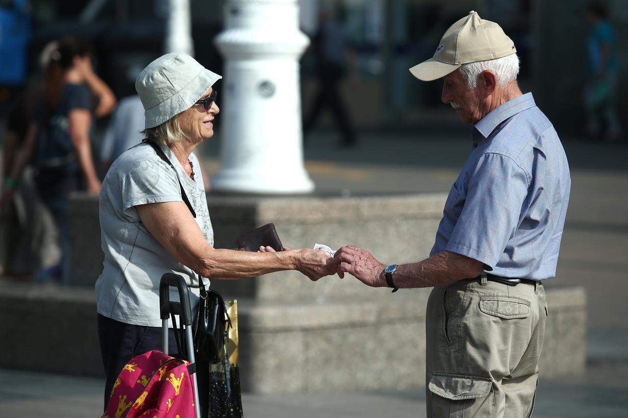 26.07.2016., Zagreb - Gradska svakodnevica u centru grada. Dvoje umirovljenika, jedna starija gospodja i gospodin razmjenjuju novac na glavnom gradskom trgu.  Photo: Sanjin Strukic/PIXSELL