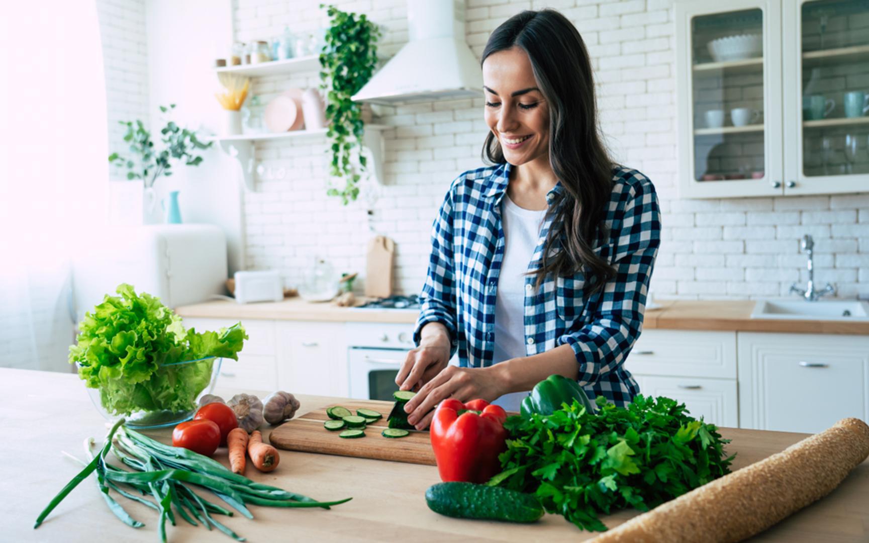 Kolesterol je vrsta lipida koji tijelo koristi za proizvodnju hormona, vitamina D i tvari koje pomažu probavi. Međutim, previše 'lošeg' LDL kolesterola u krvi može povećati rizik od srčanih bolesti i moždanog udara. Srećom, promjenom prehrane možemo značajno smanjiti razinu LDL kolesterola i unaprijediti zdravlje srca. U nastavku donosimo sedam ključnih namirnica koje prirodno pomažu u regulaciji kolesterola.