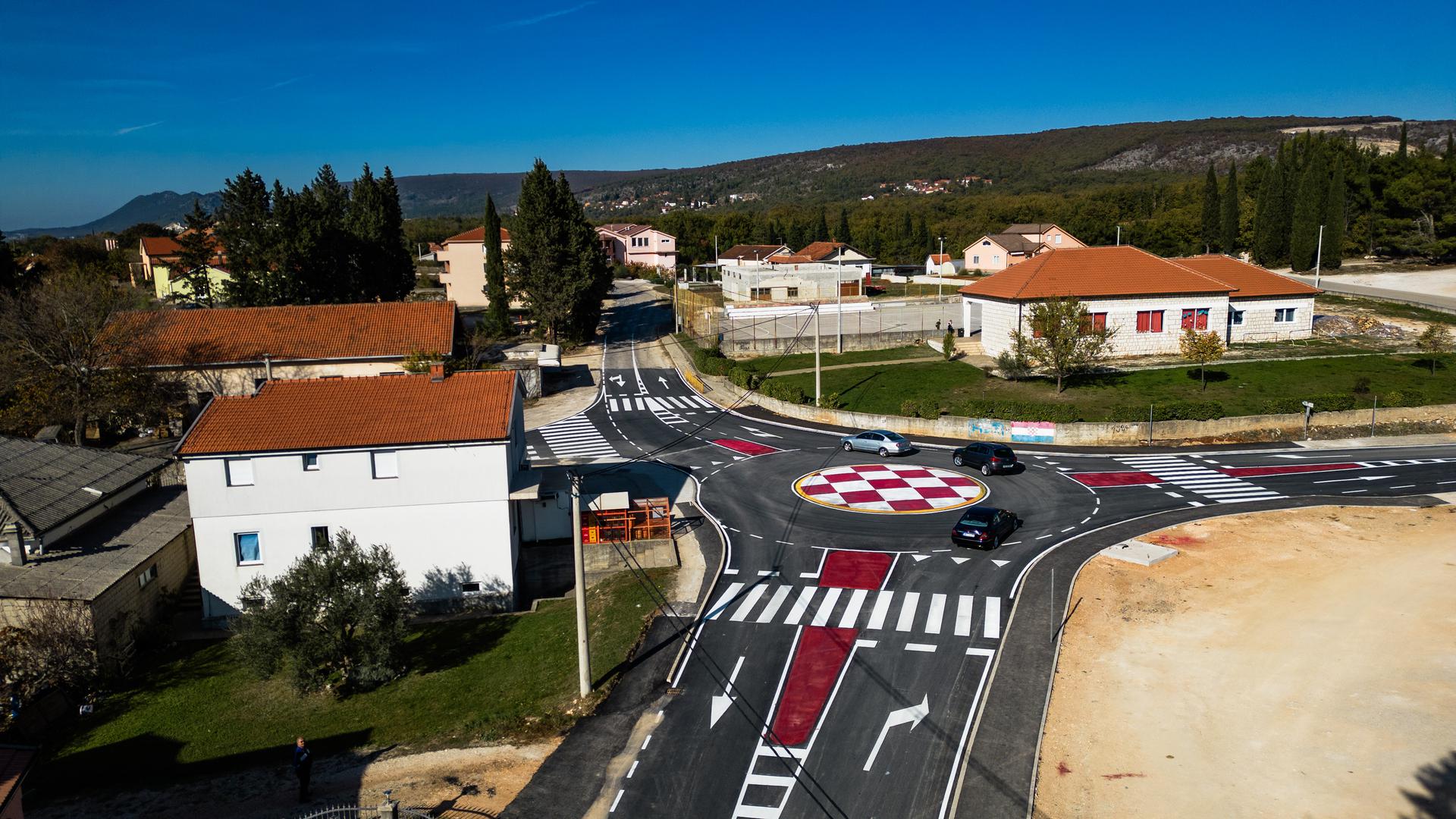 Općina Čitluk objavila je 31. listopada da je za konačno uređenje kružnog toka, kojem je cilj povećati sigurnost svih sudionika u prometu, posebno u blizini osnovne škole, preostalo postaviti samo vertikalnu i horizontalnu signalizaciju
