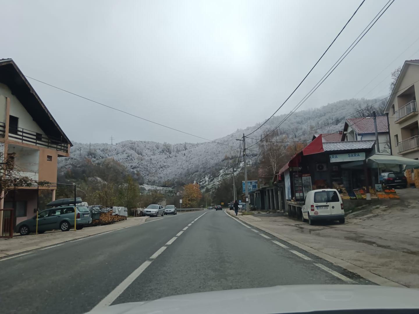 Na ovom mjestu pred samim tunelom mala naoblaka a iznad oblaka uočava se sunce koje se polagano probija