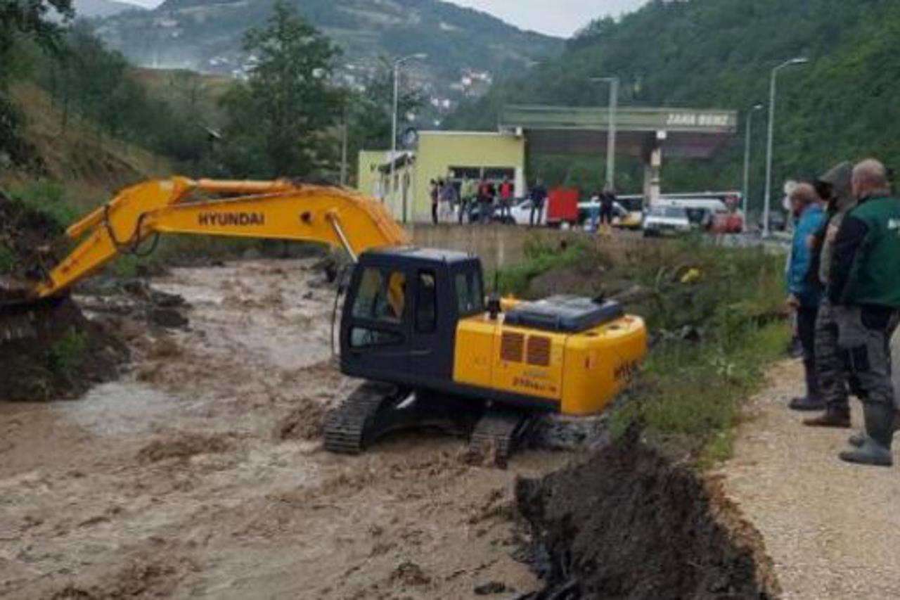 BUJICE POKRENULA KLIZIŠTA 