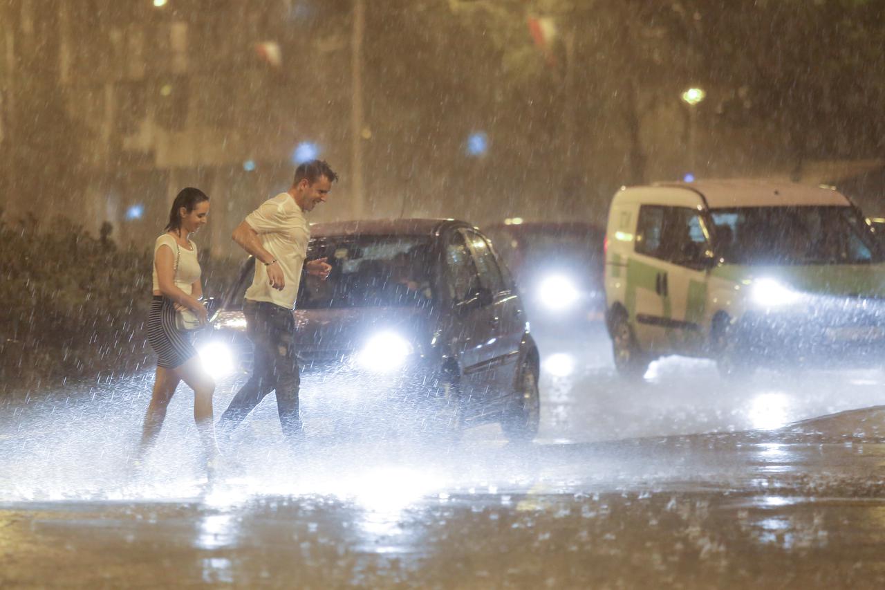 24.07.2016., Savska cesta, Zagreb - Nakon nesnosnih vrucina kisa osvjezila grad.  Photo:Igor Soban/PIXSELL