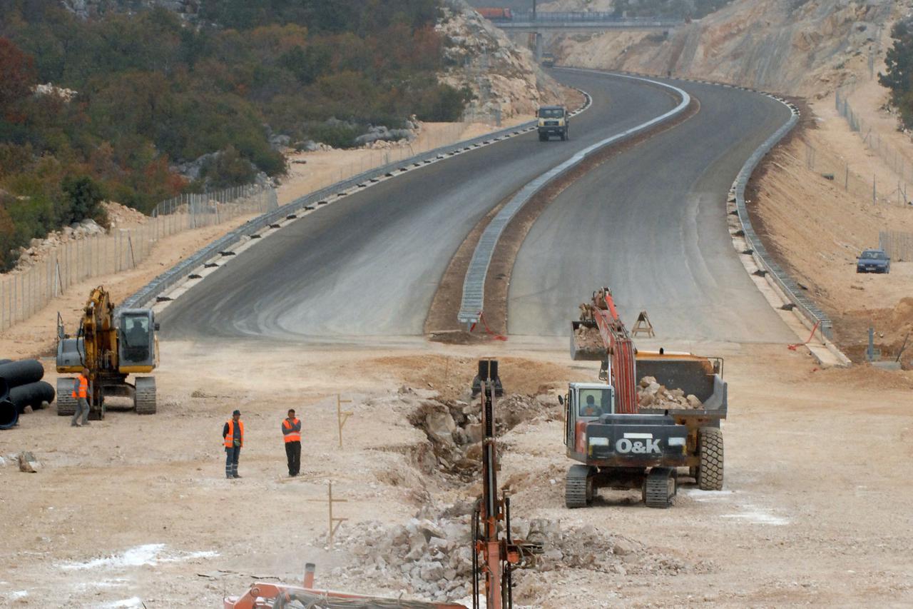 17.10.2008.,Autocesta A1 Dalmatina,radovi na dionici Zagvozd-Ravca.Autocesta A1, koja ce kada bude gotova spajati sjever i krajnji jug Hrvatske, od Zagreba preko Splita do Dubrovnika. Photo: Zoran Grizelj/Vecernji list