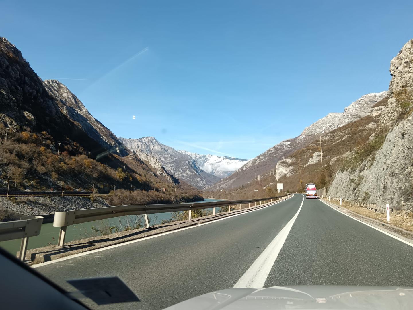 Prva fotografija koju nam je poslao čitatelj prikazuje suhu cestu i vrijeme zamalo proljetno