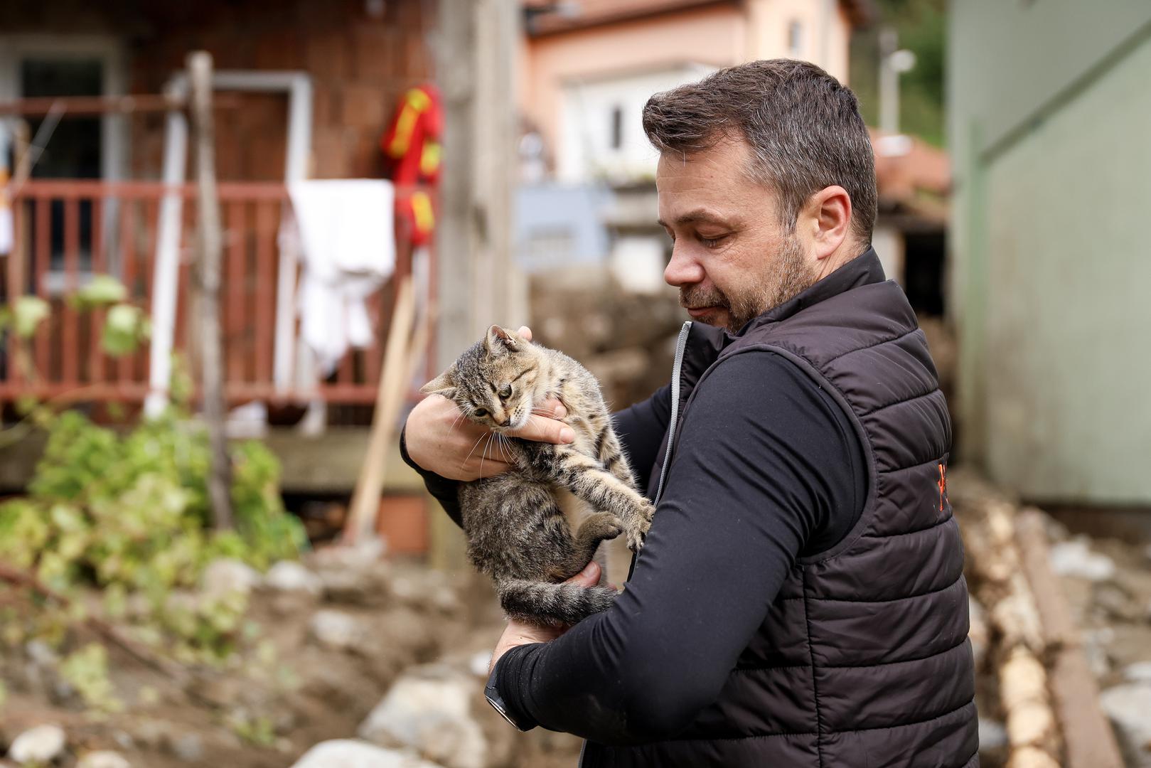 Među njima su i volonteri humanitarne organizacije "Pomozi.ba" iz Bihaća, koji su se uključili u akciju spašavanja i saniranja štete.