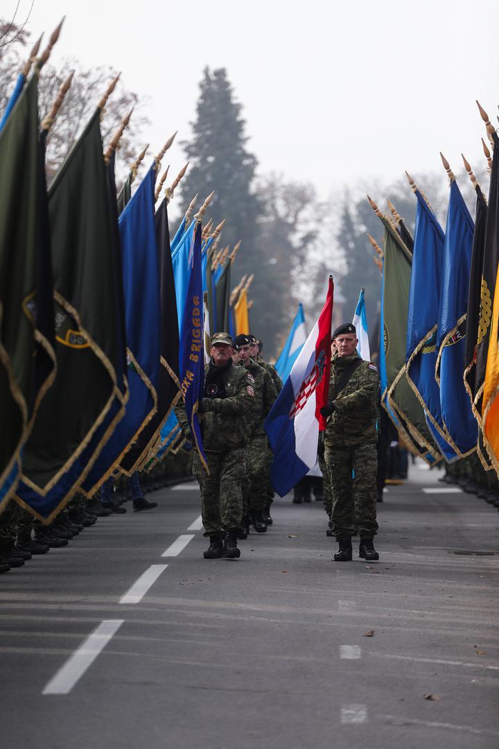 Posebno su dirljive slike više od 2600 mladih odjevenih u bijele majice na kojima se nalaze imena žrtva agresije na Vukovar.