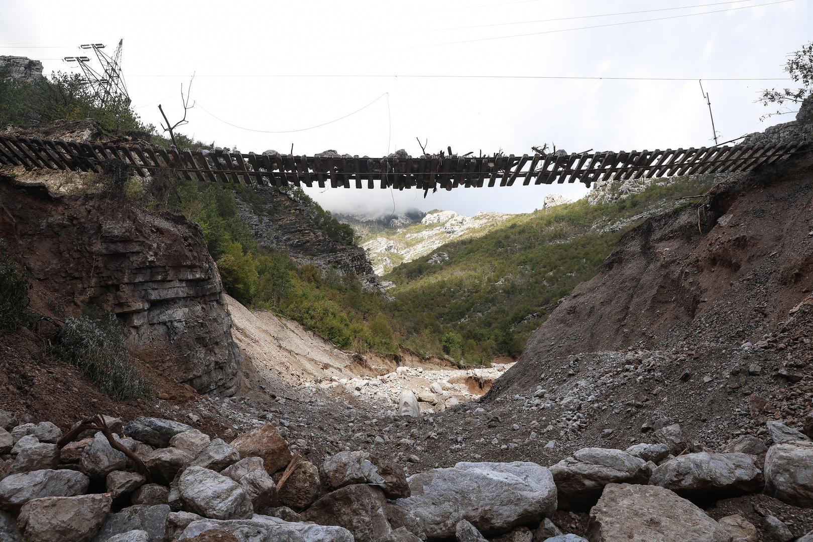 Meteorološke službe upozorile su kako bi nove padaline mogle prouzročiti dodatne odrone i ugroziti objekte i ljude, posebice u Donjoj Jablanici i Buturović polju u općini Konjic pa je stožer Civilne zaštite Federacije BiH u utorak navečer naložio evakuaciju svih stanovnika koji su tamo ostali i pokušavaju raščistiti oštećene domove.