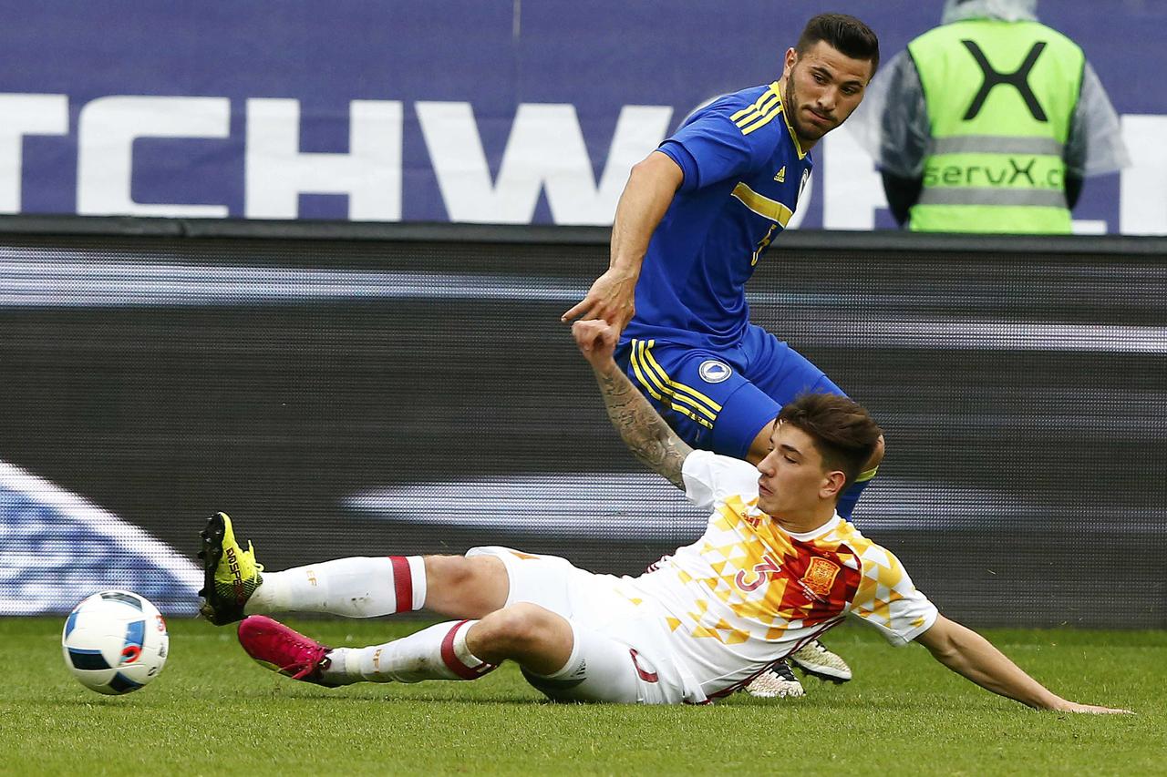 Football Soccer - Spain v Bosnia and Herzegovina - International Friendly - St. Gallen, Switzerland - 29/05/16. Spain's Hector Bellerin and Bosnia and Herzegovina's Sead Kolasinac in action REUTERS/Arnd Wiegmann