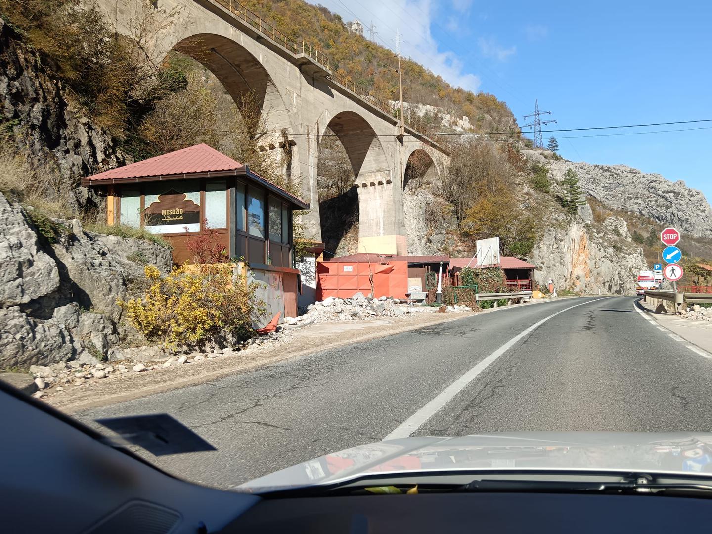 Sunčano je i na samom prilasku tunelu Ivan kod željezničkog vijadukta. Nema padalina i još uvijek sve izgleda kao proljeće