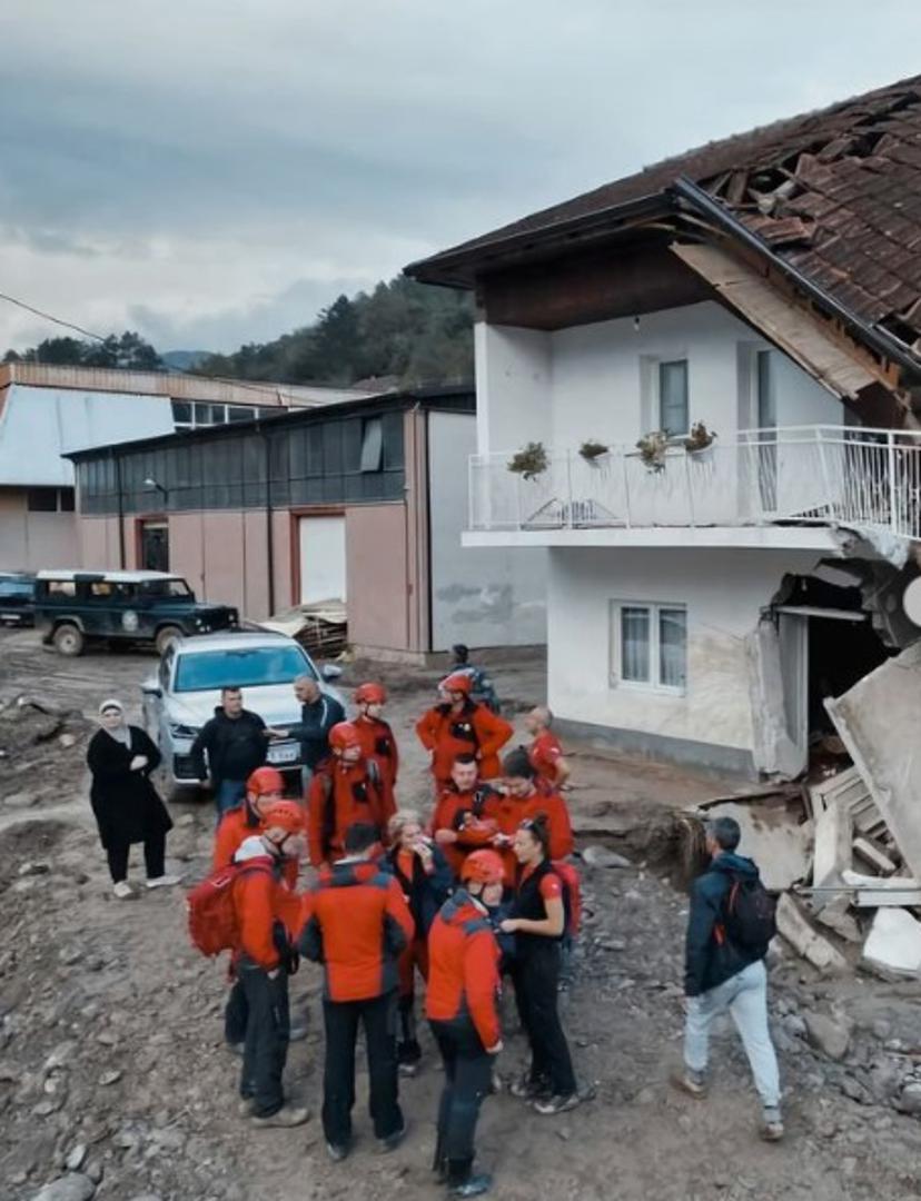 Obišli smo stanovništvo i uvjerili se da je u ovom dijelu sela dosta dobra situacija U zaseoku Andrìći ljudima nedostaje osnovnih životnih potrepština kao i lijekova. 