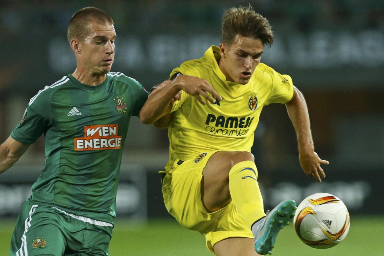 Rapid Wien's Srdjan Grahovac and Villarreal's Bruno Soriano fight for the ball during their Europa league soccer match in Vienna, Austria, September 17, 2015. REUTERS/Heinz-Peter Bader