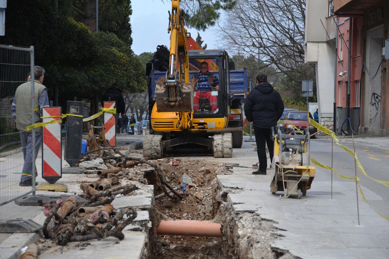 31.03.2015., Pula - Zbog radova je sve manje parkirnih mjesta u centru Pule, a zamjenskih nema. Zapocelo je kopanje kanala u Ciscuttijevoj ulici radi polaganja novih plinskih instalacija i radovi ce potrajati i nakon uskrsnjih blagadana. Jedini  problem z