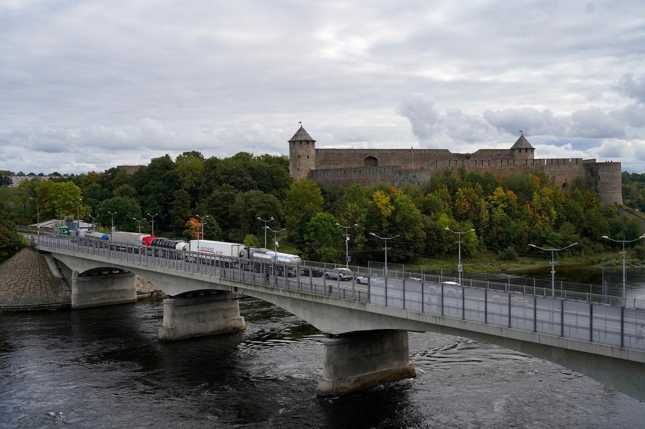 grad narva, most