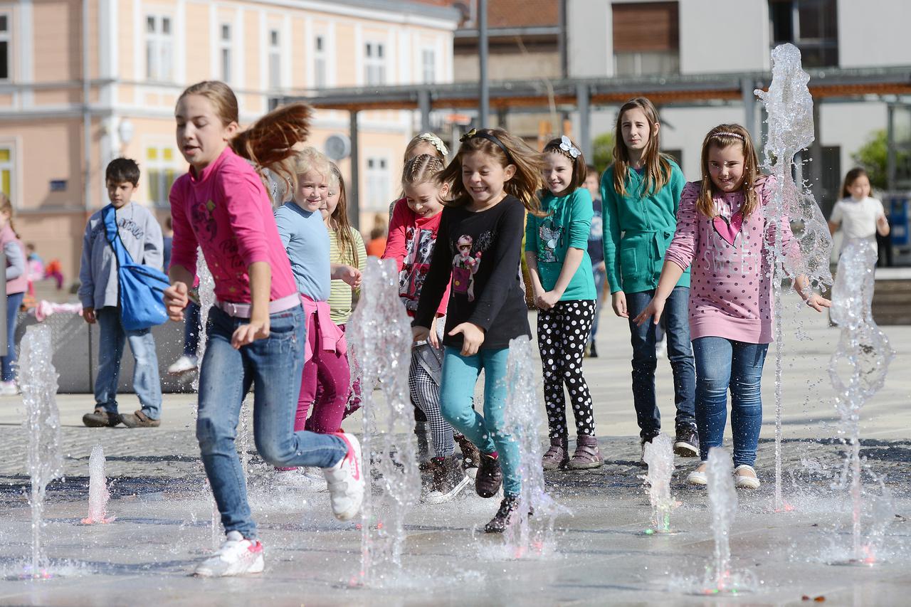 16.10.2014., Varazdin - Nakon razgleda gradskih znamenitosti ucenici osnovne skole Tuzno slobodno vrijeme kratili su igrom na Kapucinskom trgu.