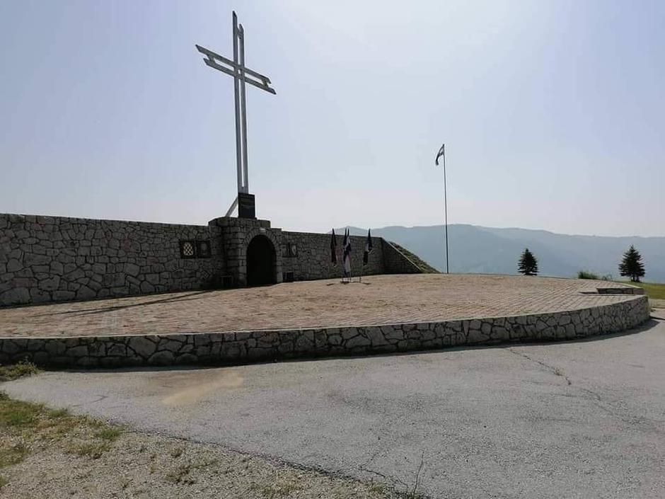 Sa Spomen obilježja na Pješčari odnesen jarbol dug 12 metara, razbijen stalak za svijeće