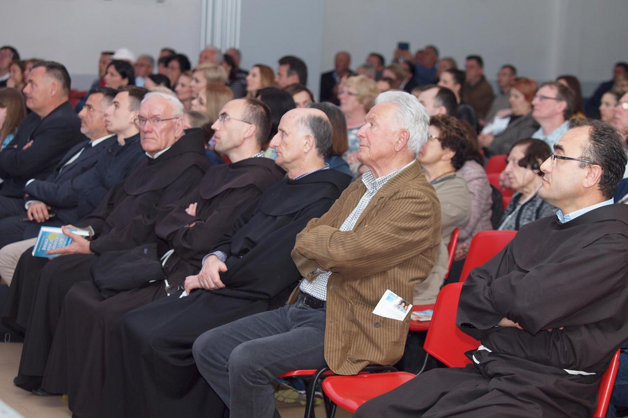 Predstavljanje knjige škotskog humanitarca pratio je velik broj posjetitelja. Medjugorje, 14.04.2016.Snimio:Marijan Sivrić