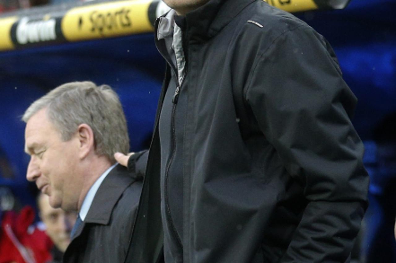 \'Real Madrid\'s coach Jose Mourinho greets Sporting Gijon\'s coach Javier Clemente during their Spanish First Division soccer match at Santiago Bernabeu stadium in Madrid April 14, 2012. REUTERS/Andr