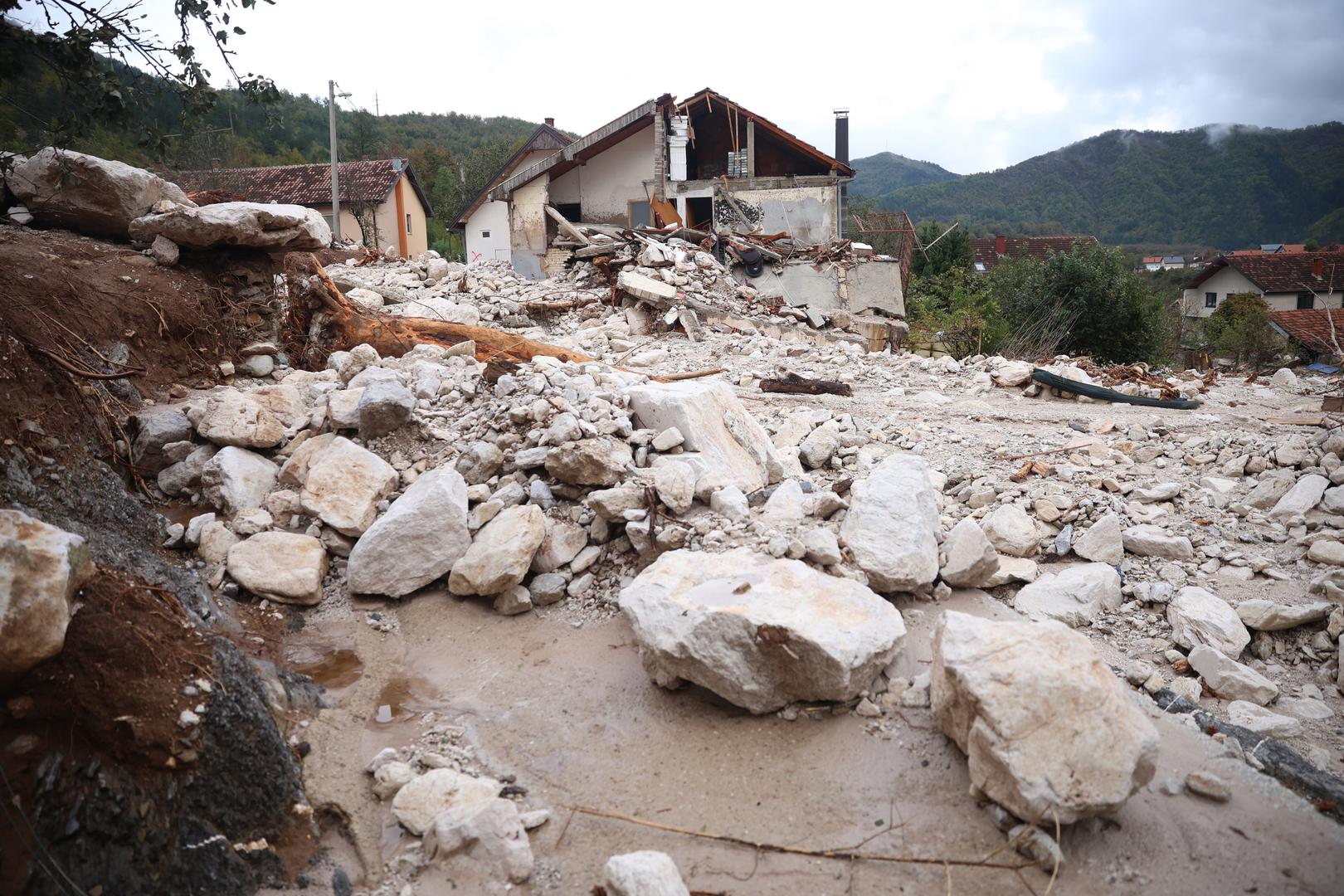 Potraga za nestalima u poplavama koje su pogodile područje Jablanice nastavljena je jutros. Mnoge kuće su zatrpane usljed odrona, stoga je pristigla i dodatna mehanizacija. 
