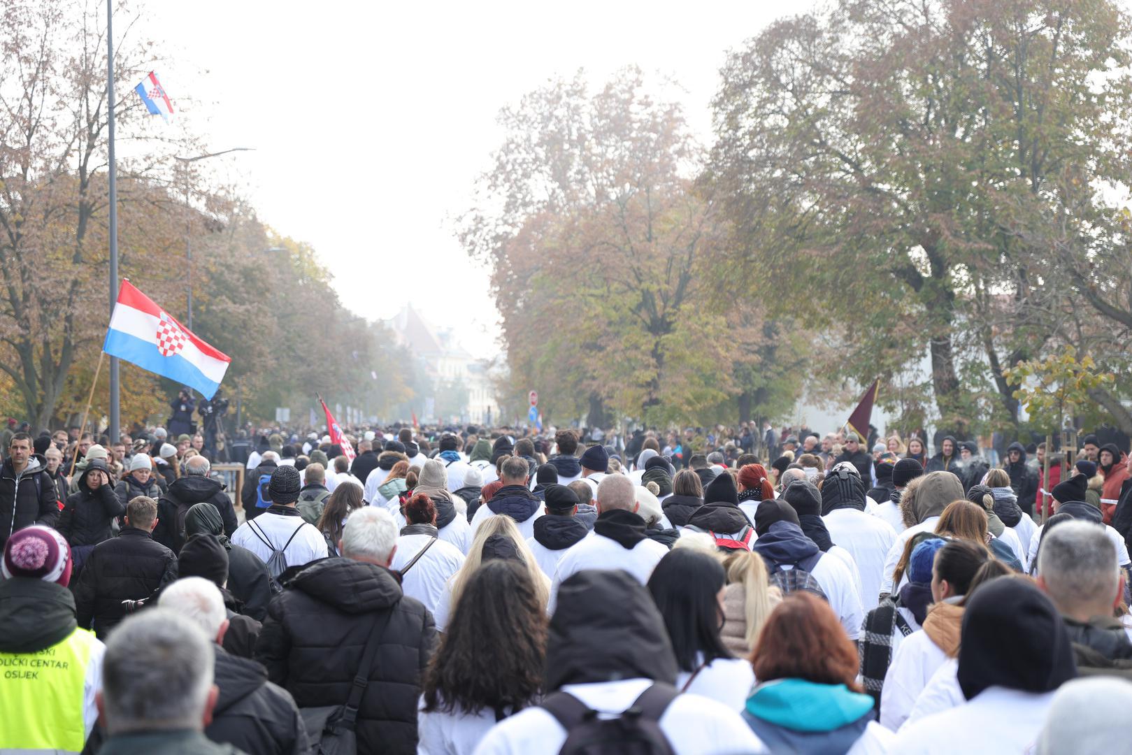 Po podatcima Franjevačkog samostana u Vukovaru tijekom gotovo tromjesečne opsade grada i u prvim danima okupacije poginulo je i ubijeno najmanje 2717 branitelja i civila. 