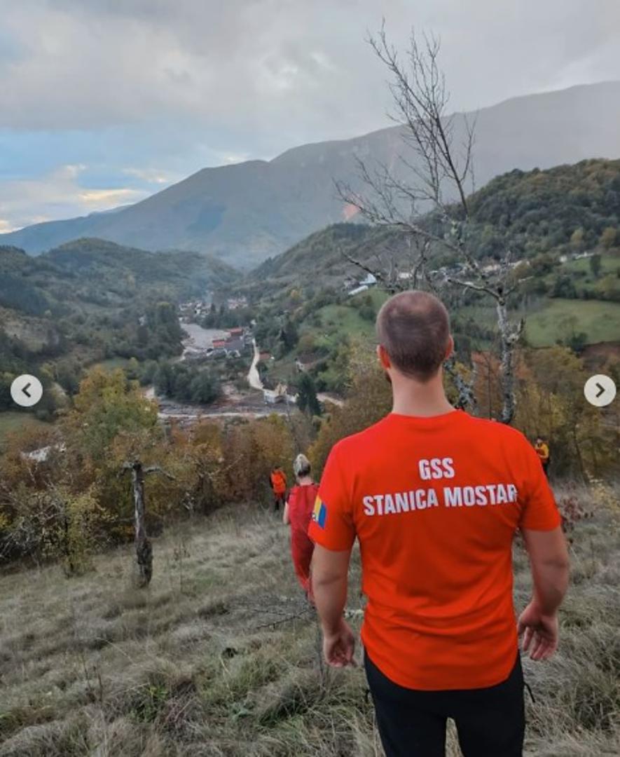 Ostatak tima se pješke spušta do Donje Višnjevice i dalje u Seonice. Putna komunikacija od Donjih Višnjevica prema Seonici je potpuno uništena, te su u tom području ljudima potrebne osnovne životne potrepštine.