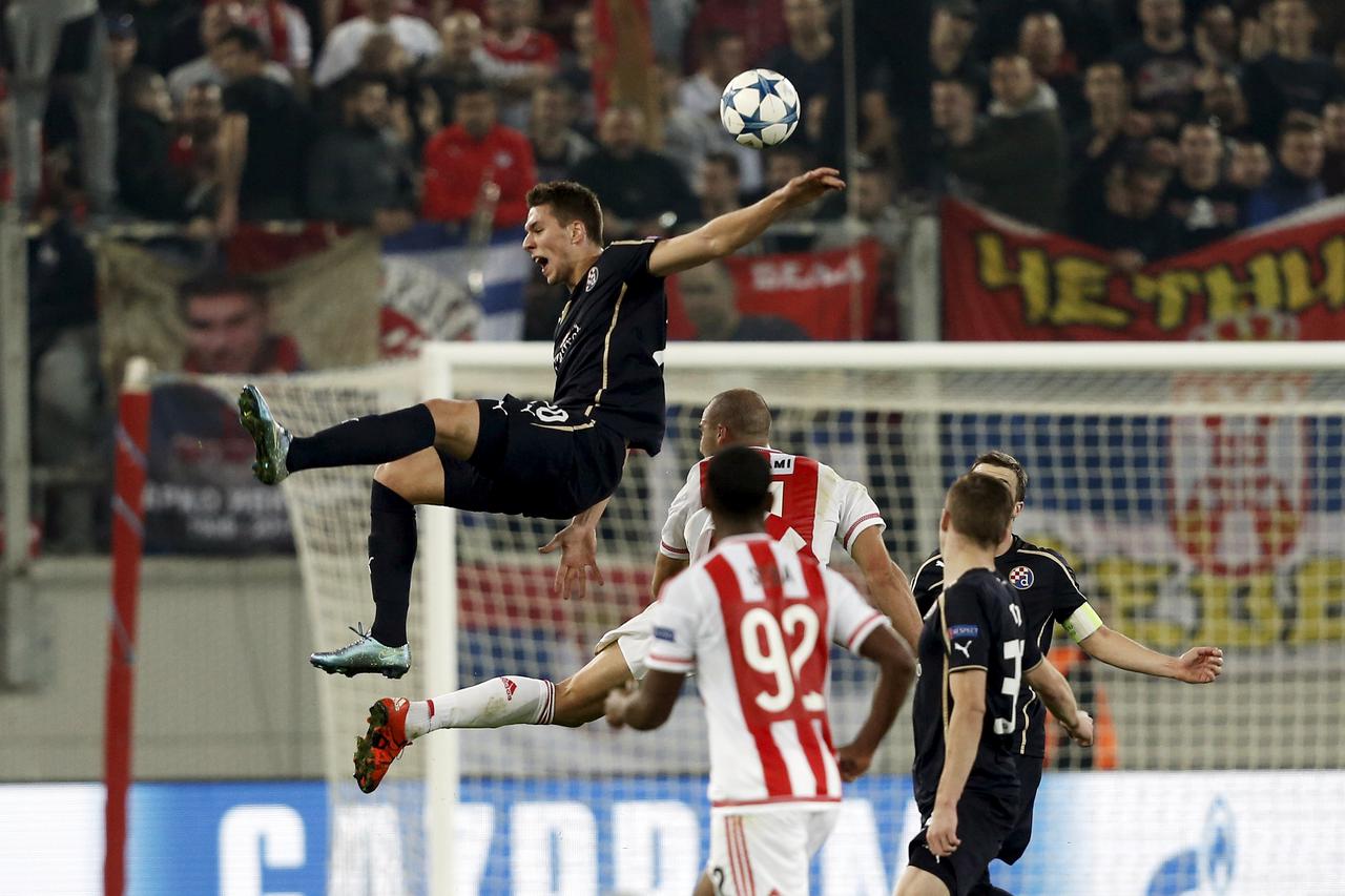 Olympiakos' Pajtim Kasami (C rear) jumps for the ball with Dinamo Zagreb's Marko Pjaca during their Champions League group F soccer match at the Karaiskakis stadium in Piraeus, Greece, November 4, 2015.   REUTERS/Alkis Konstantinidis