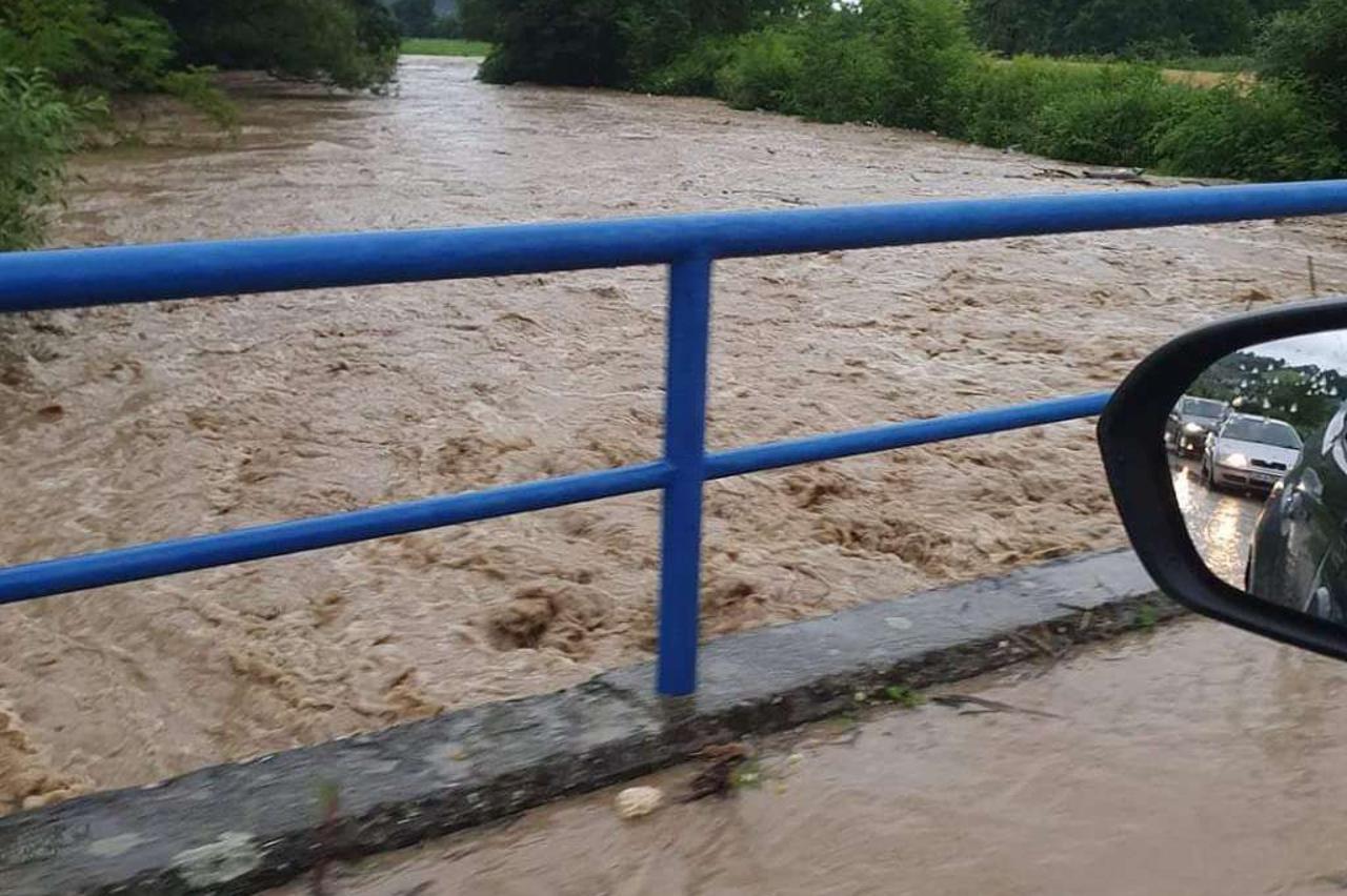 poplave, nabujala rijeka