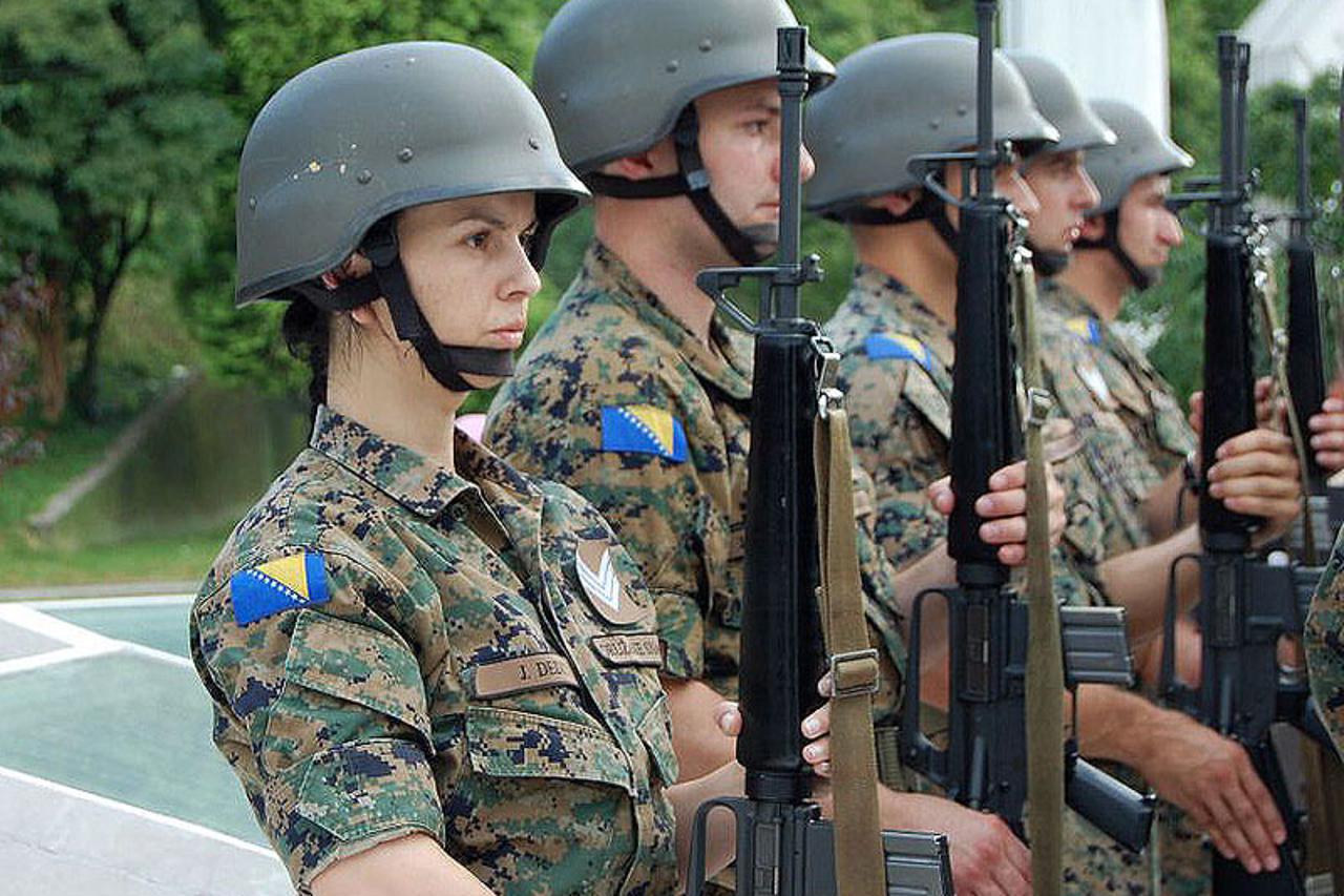 FOTO FENA: / GRADAČAC, 9. lipnja (FENA) - Polaganjem cvijeća na grob Ivana Mijačevića, ratnog zapovjednika 107. Viteške brigade Armije RBiH, svečanom ceremonijom na Centralnom  spomen obilježju poginulih branitelja, te Svečanom akademijom u kongresnoj dvo