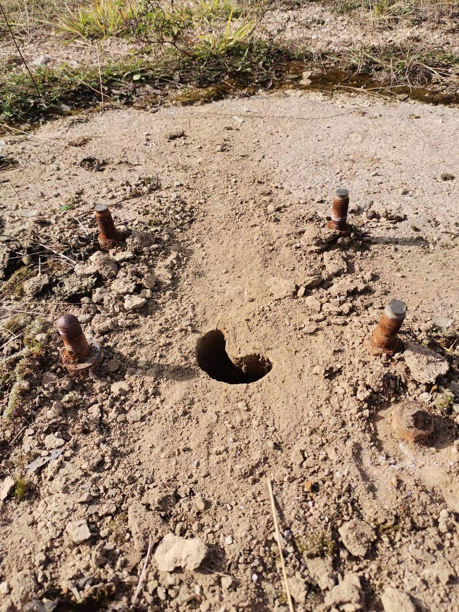 Sa Spomen obilježja na Pješčari odnesen jarbol dug 12 metara, razbijen stalak za svijeće