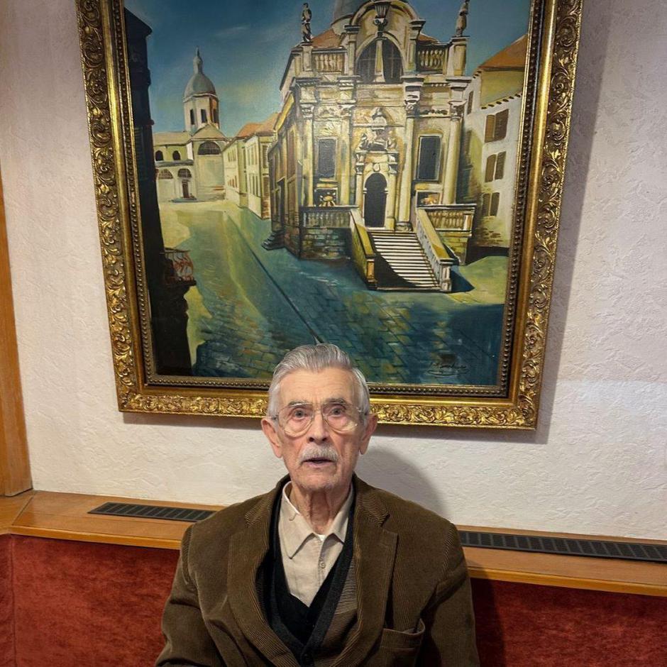 Marko Tapalović ispred slike dubrovačke Crkve sv. Vlaha u svom hotelu u Gelsenkirchenu
